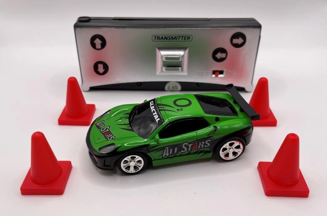 سيارة تحكم عن بعد سباق صغيرة خضراء – تأتي في علبة معدنية (قابلة للشحن) - Revell Control