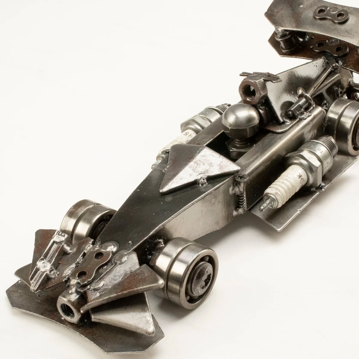 ميتال ارت – سيارة فورمولا 1 معدنية معاد تدويرها بطول 10.5 إنش